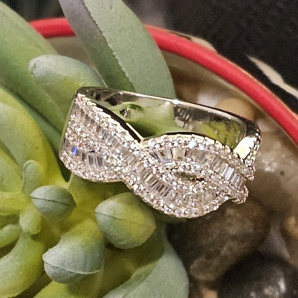 Modern Cubic Zirconia Criss Cross Statement Ring. - Picture 2 of 6